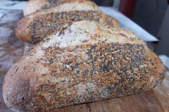 pain graines de chia et graines de lin doré